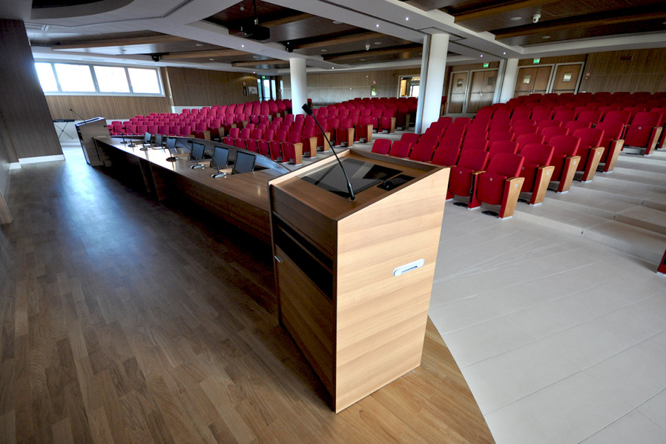 podio in legno su misura e arredi sala conferenze