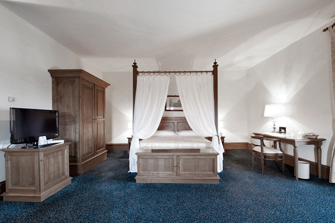 four-poster bed and classical hotel furniture