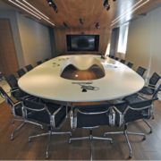 tavolo riunioni su misura in corian e controsoffitto in legno