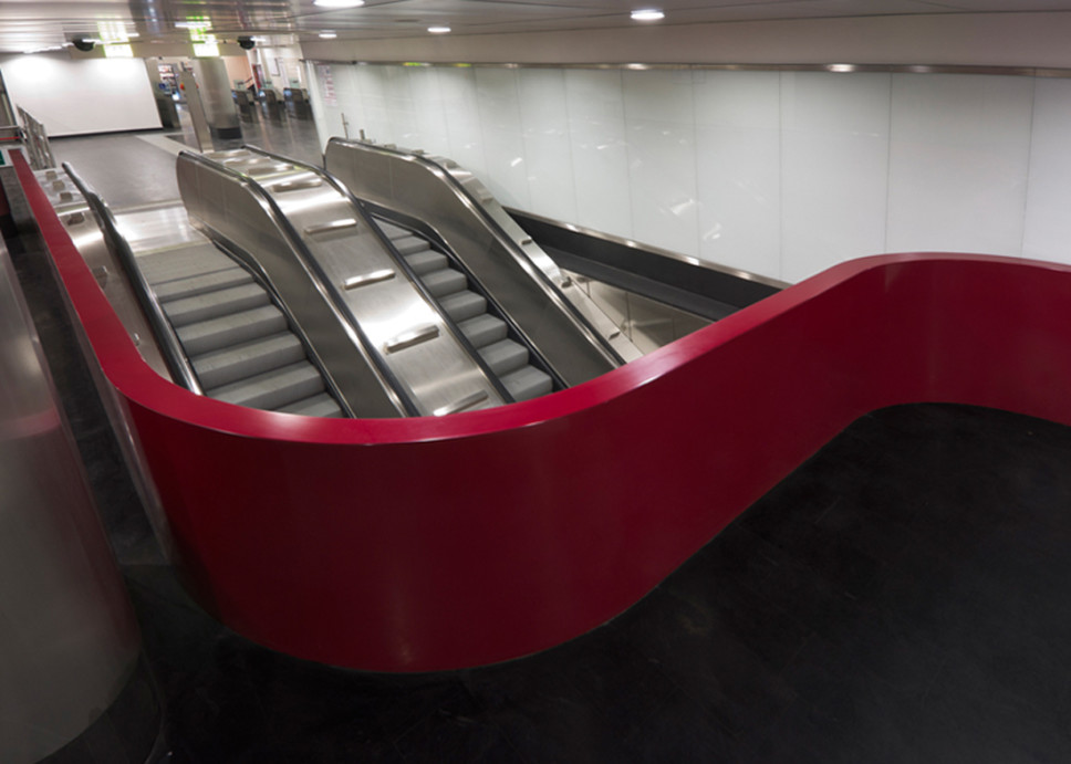 balaustra curva in corian rosso stazione metro Manzoni
