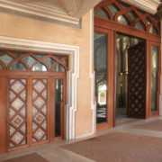 vista esterna portali in legno Moschea di Roma