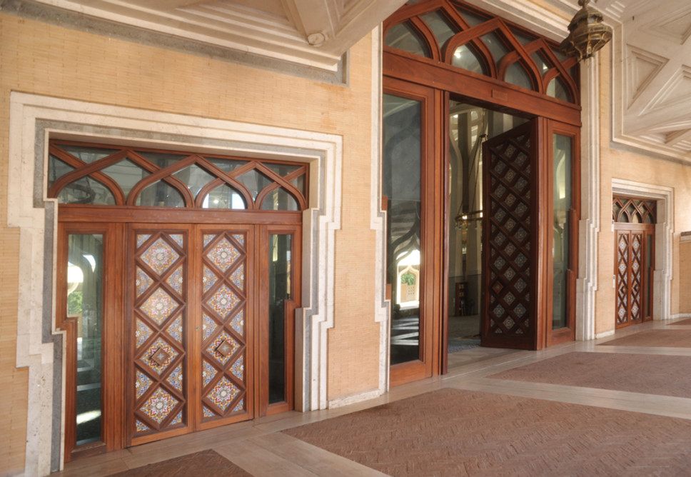 vista esterna portali in legno Moschea di Roma