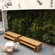 parete vegetale e tavoli e panche in legno su misura