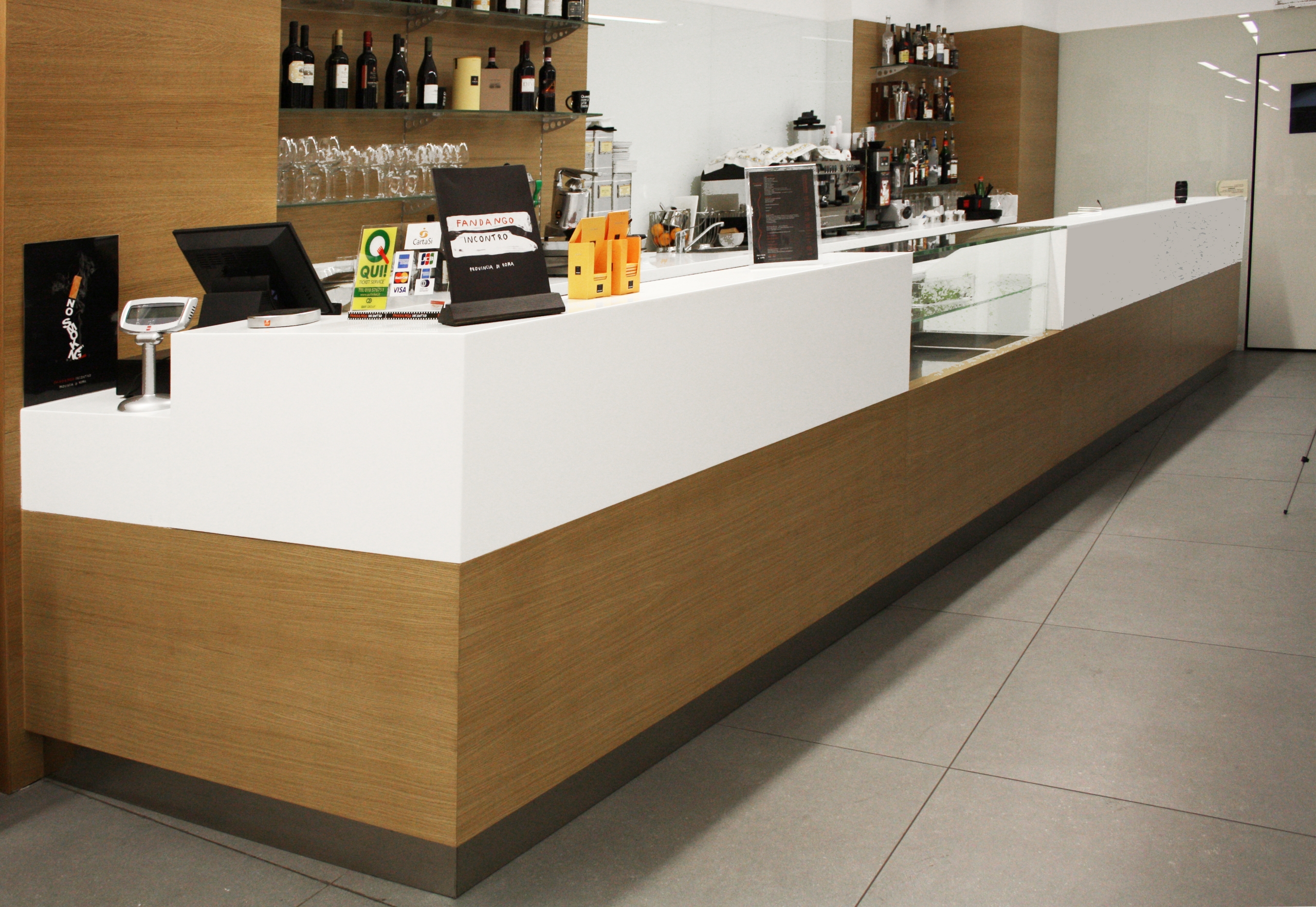 bar counter in wood and white lacquered wood