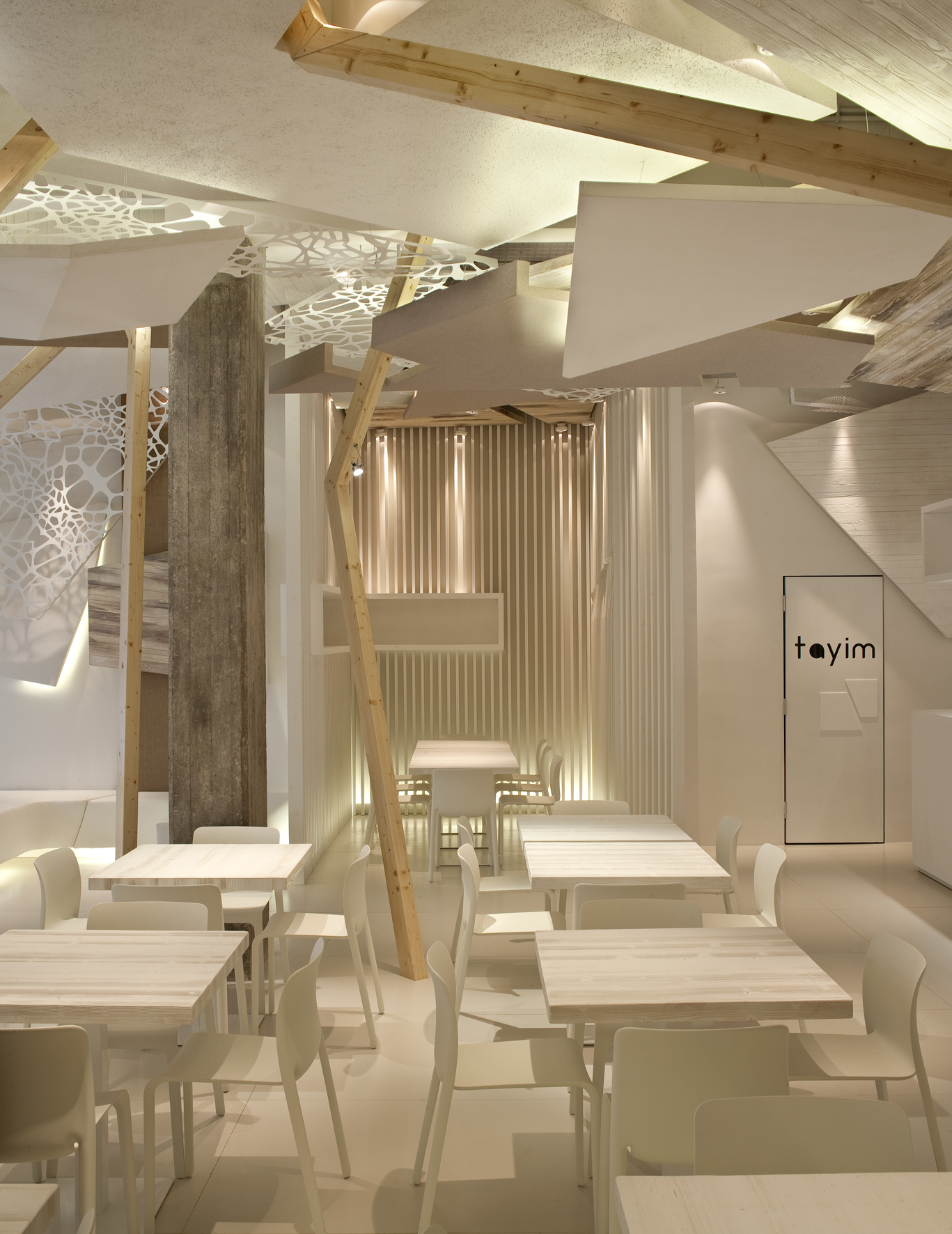 custom-made interiors in wood for restaurants