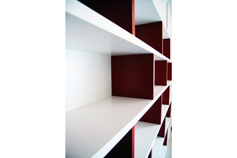 dettaglio libreria legno laccato bianco e rosso