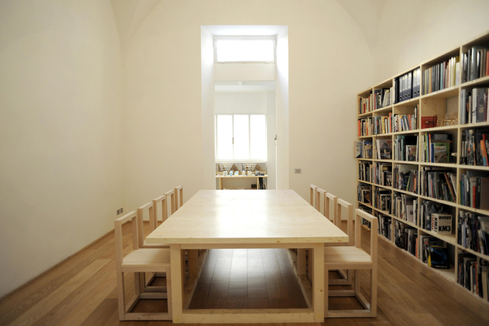 tavolo meeting e sedie su misura legno