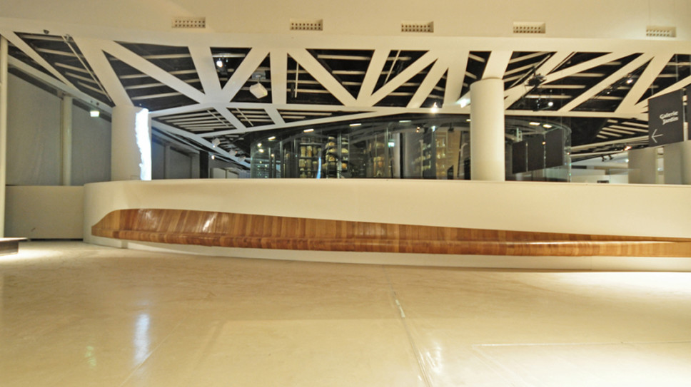 seduta curva in legno e corian Musée du Quai Branly Parigi