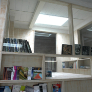 libreria in legno e vetro