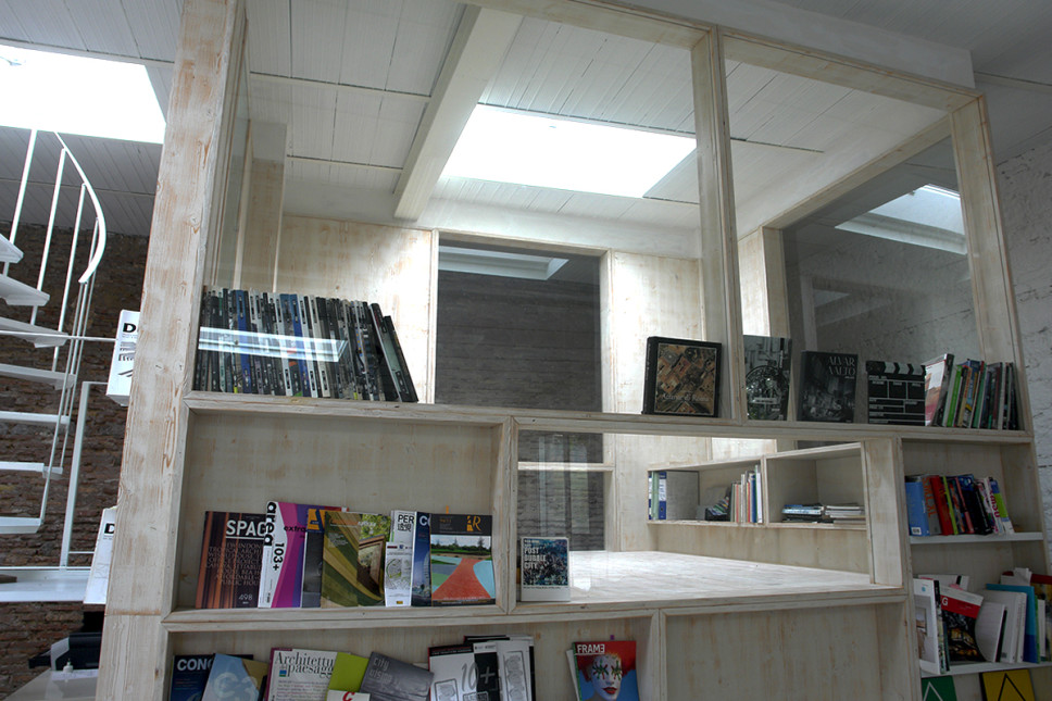 libreria in legno e vetro