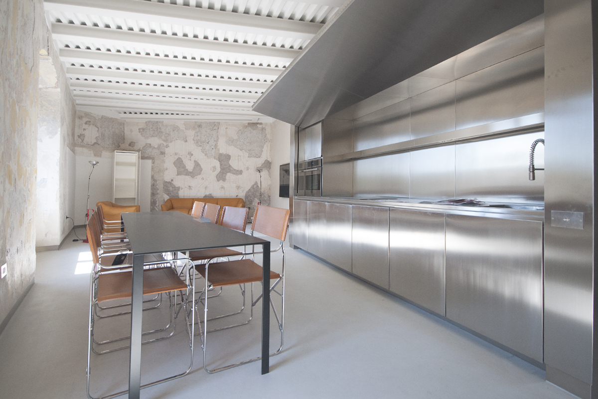 Cucina su misura in inox Palazzo Rhinoceros e arredi firmati Jean Nouvel Design
