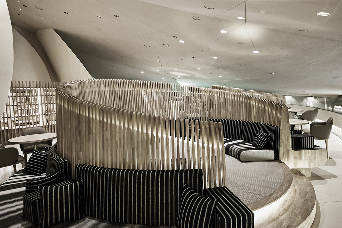 Sedute circolari su misura in legno del Café 875 National Museum of Qatar by Devoto Design