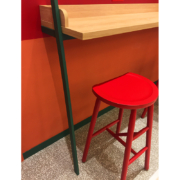 sgabello rosso, tavolo legno