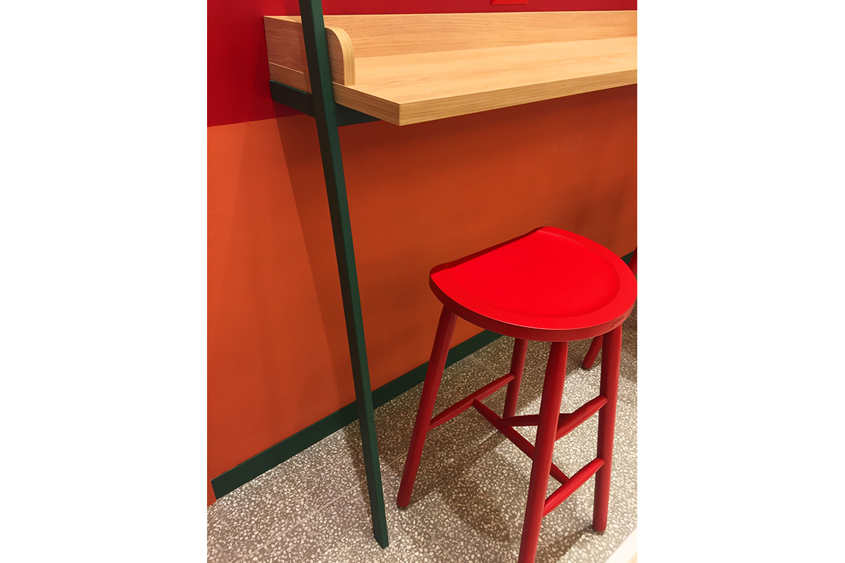 sgabello rosso, tavolo legno