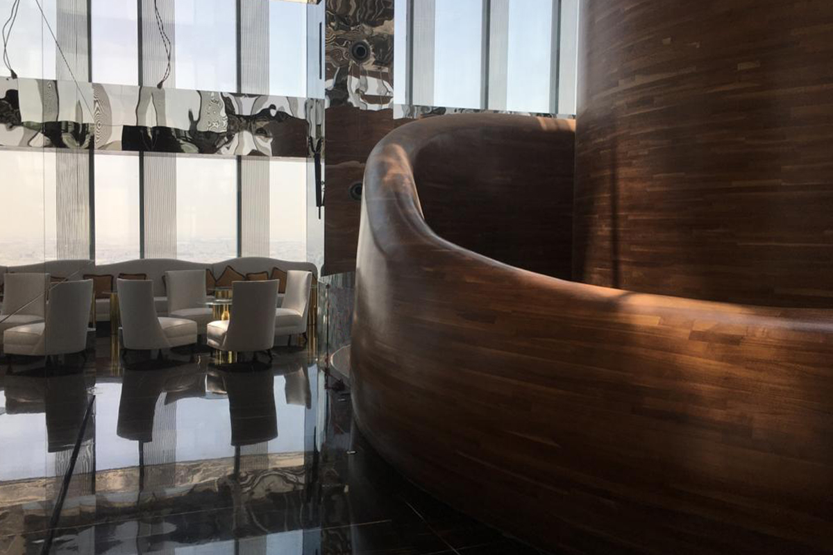 Curve degli arredi del Vertigo restaurant del Banyan Tree hotel di Doha