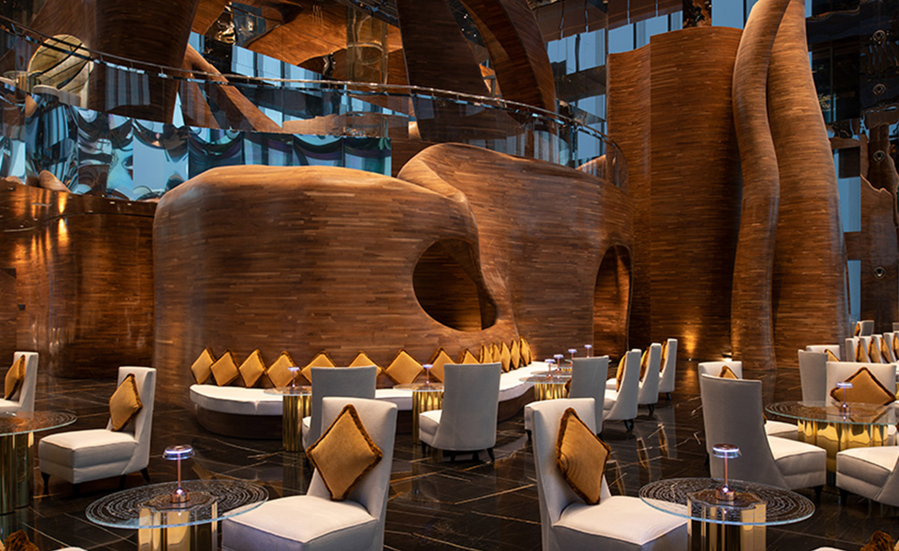 Doppia Curvatura, storia di una lavorazione speciale presso il Vertigo Restaurant del Banyan Tree Doha cover image