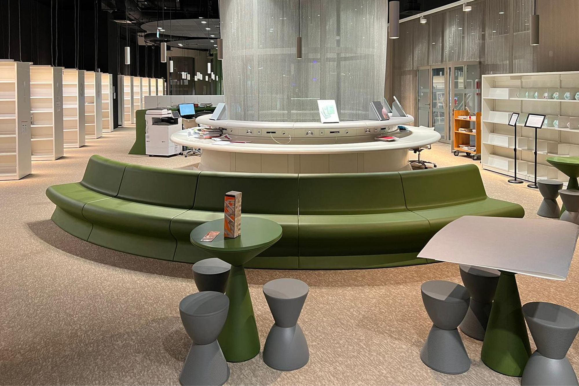 panca verde curva, colonna bianca, tavolini e sedie