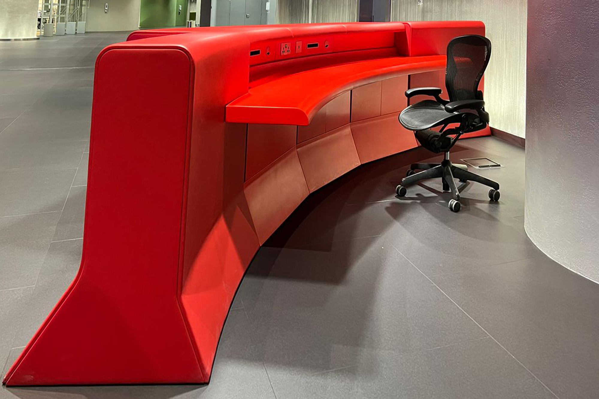 desk rosso curvo e sedia